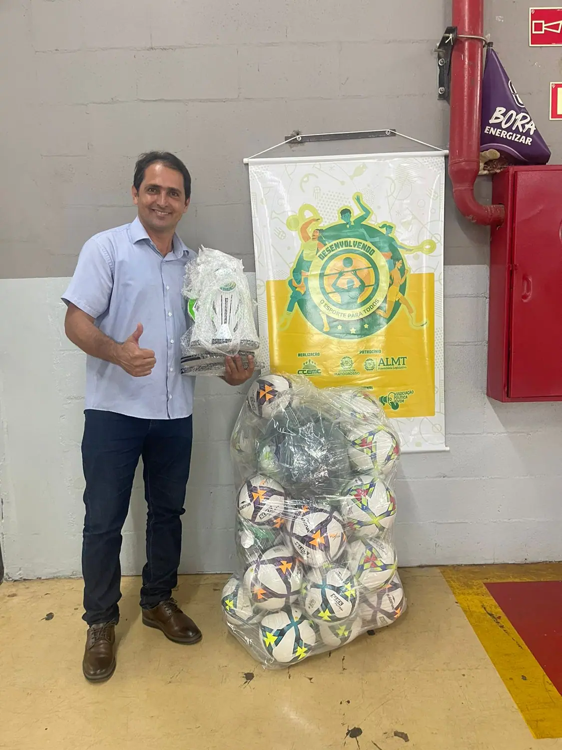 Entrega de materiais para Ajax Futebol Club, Denise