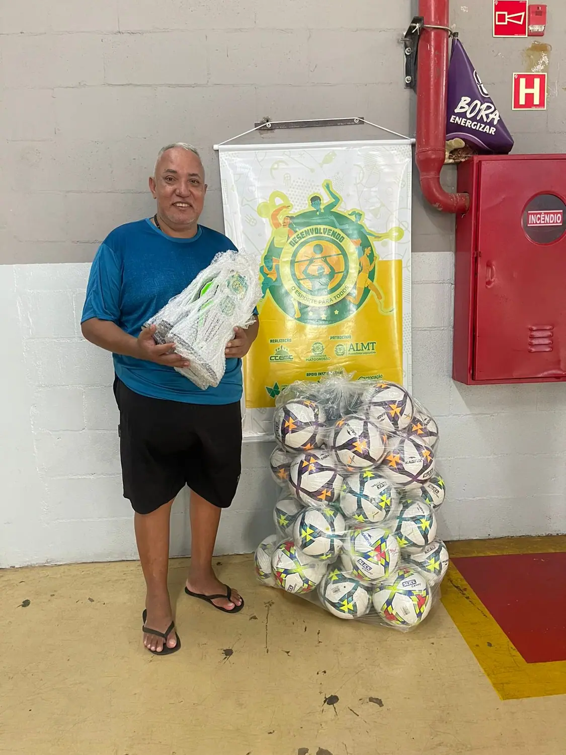 Entrega de materiais para Santa Amélia, Pontes e Lacerda
