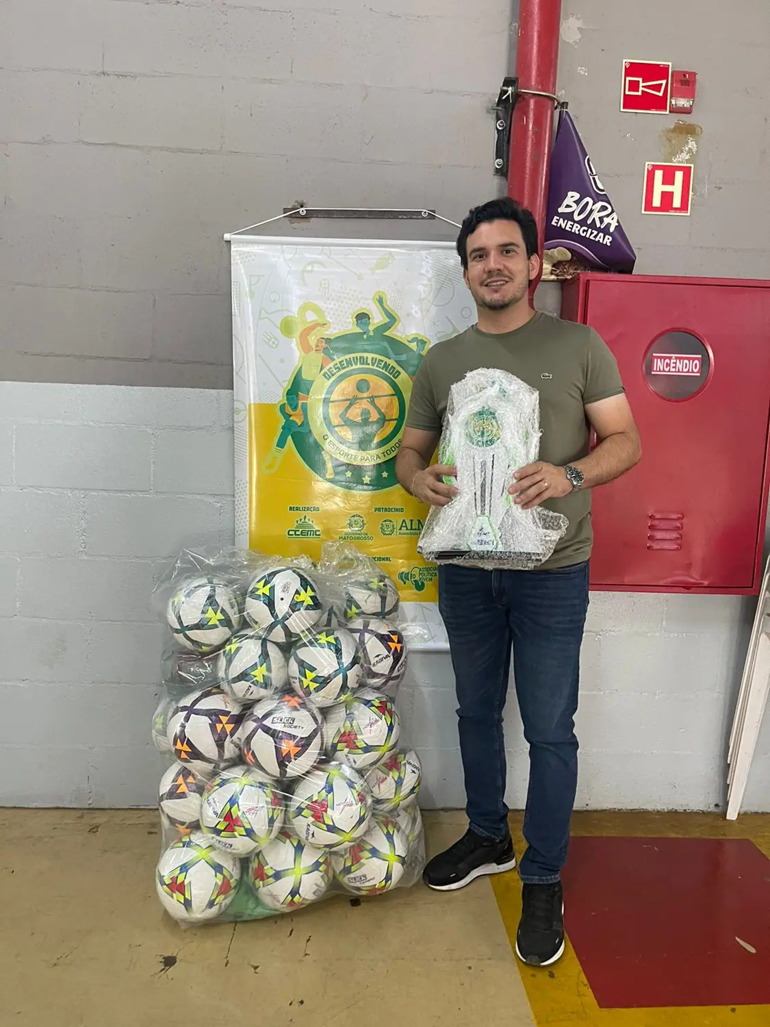Entrega de materiais para Unidos da Favela, Poconé